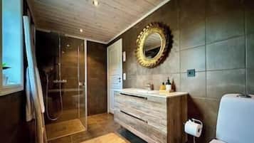 Shower, jetted tub, hair dryer