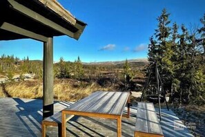Outdoor dining - Cabin in magnificent landscape and hot tub inside (Sigdal)