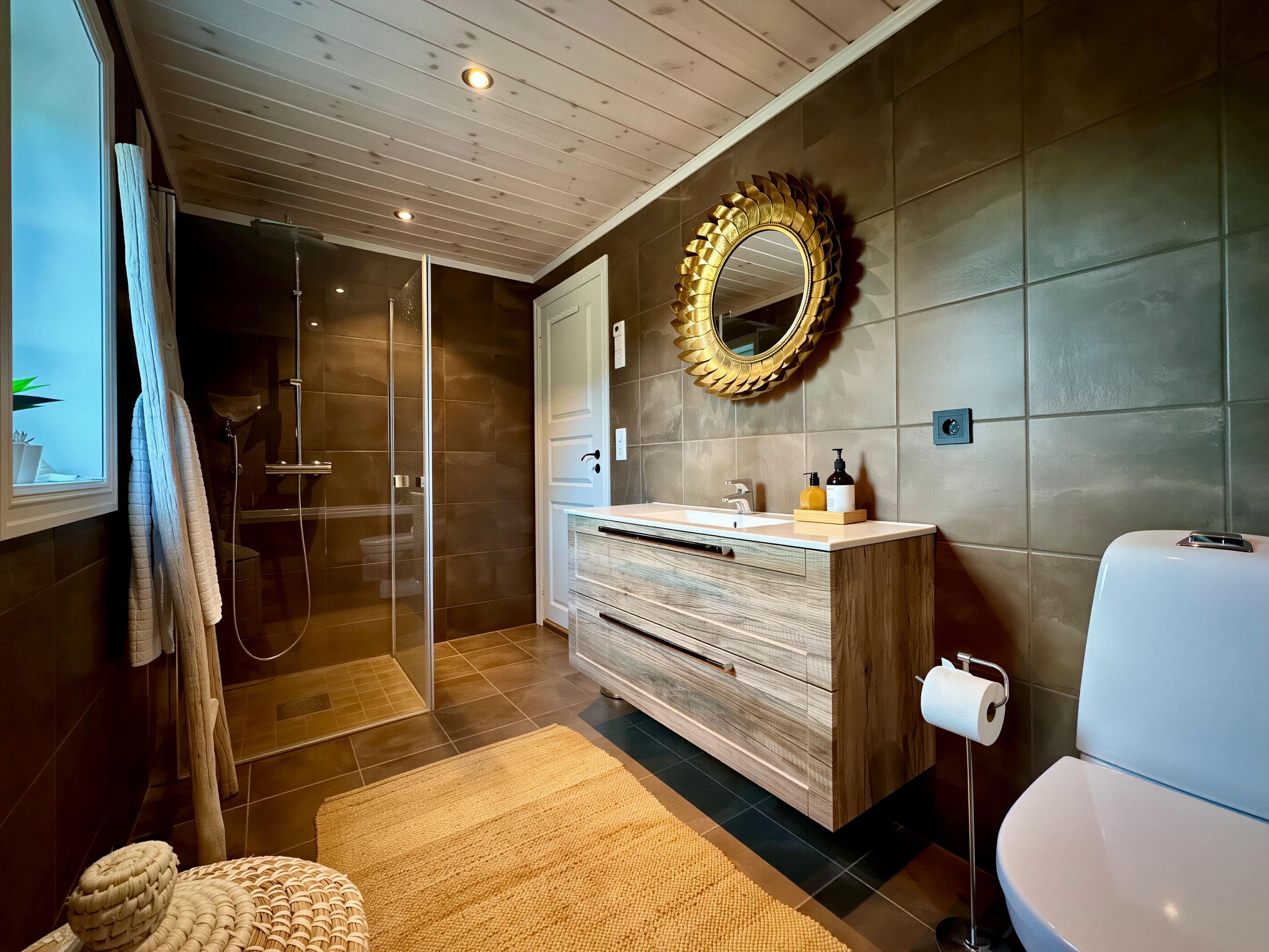 Shower, jetted bath, hair dryer