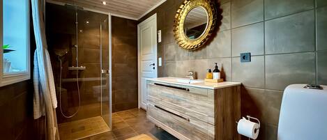 Douche, baignoire à remous, séchoir à cheveux
