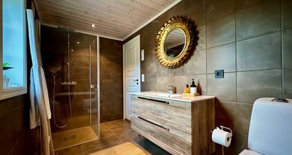Cabin in magnificent landscape and hot tub inside