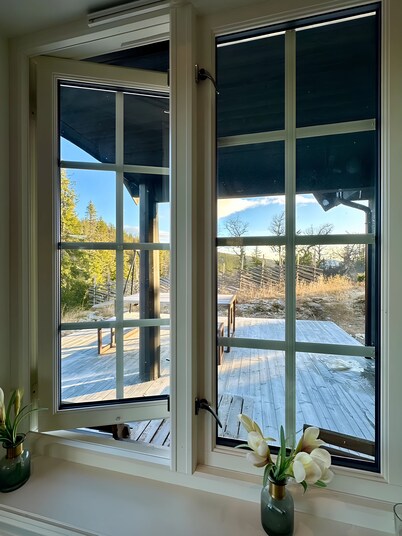 Cabin in magnificent landscape and hot tub inside