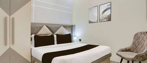 1 habitación, escritorio y ropa de cama