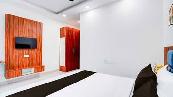 1 slaapkamer, een bureau, beddengoed