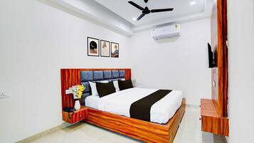 1 quarto, escrivaninha, roupa de cama