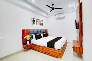 1 bedroom, desk, bed sheets