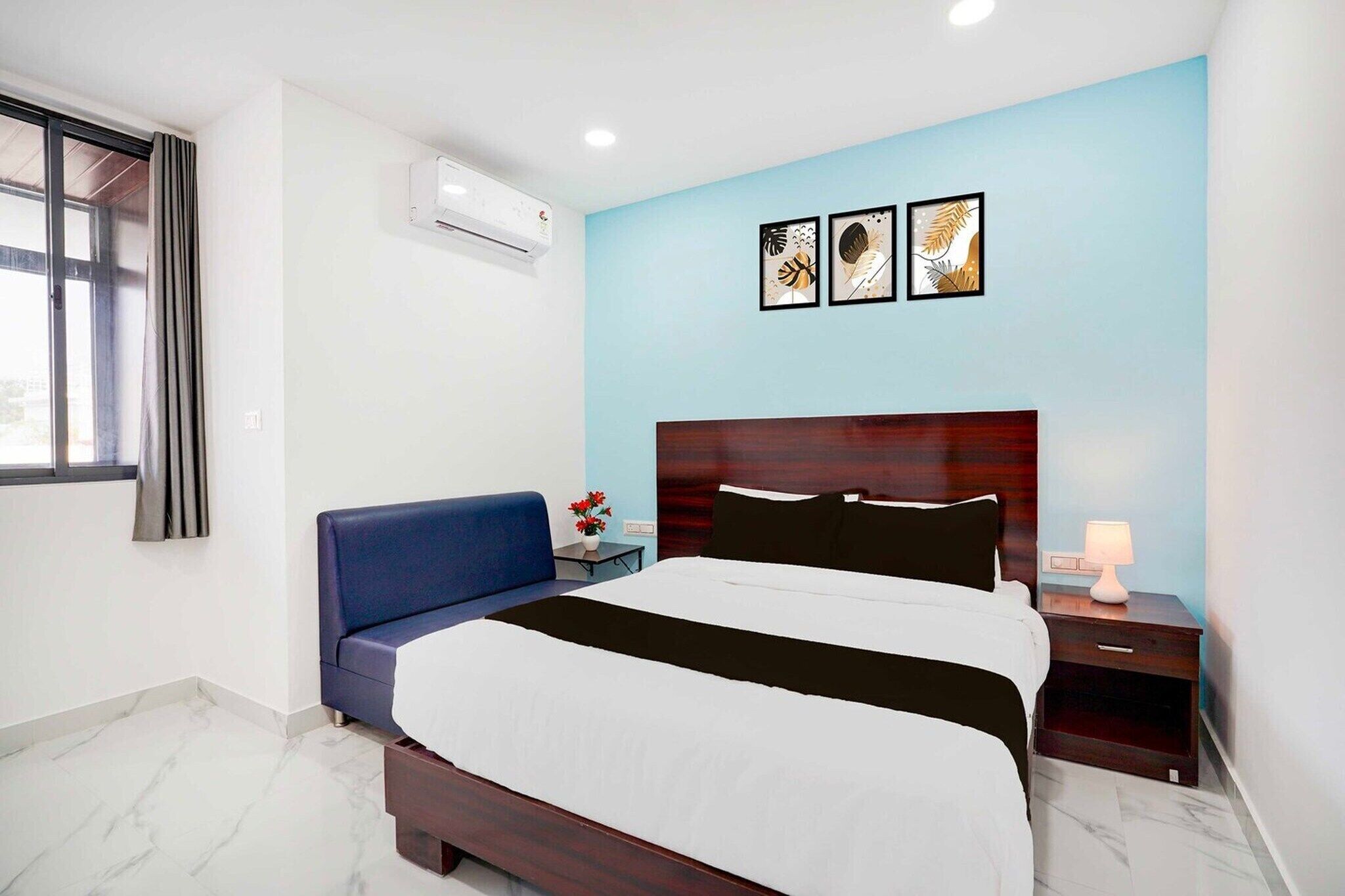 1 soverom, skrivebord og sengetøy