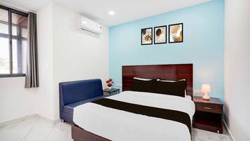 1 soverom, skrivebord og sengetøy