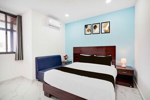 1 soverom, skrivebord og sengetøy