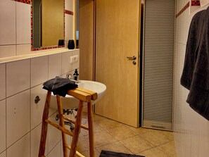 Dusche, Haartrockner, HandtĂŒcher, Seife