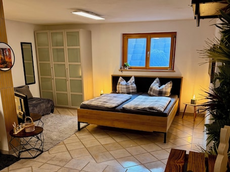1 Schlafzimmer, kostenloses WLAN, Bettwäsche. Apartment, Ruhige Lage, Alpen & See Nähe