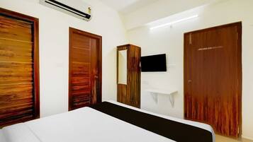 1 bedroom, desk, bed sheets