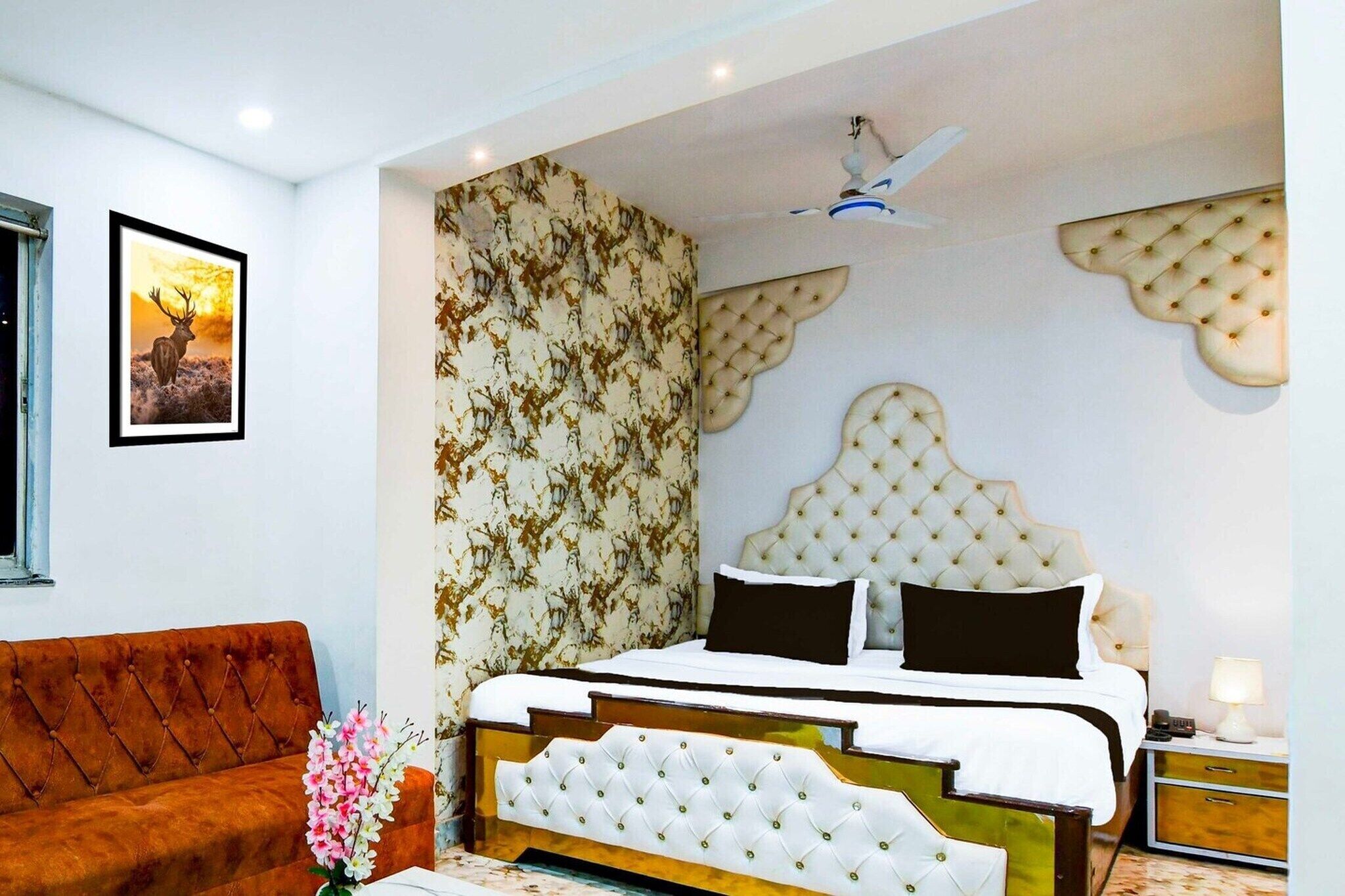 1 bedroom, desk, bed sheets