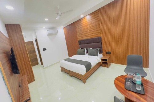 Hotel O Sector 18 Metro station