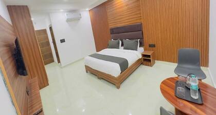 Hotel O Sector 18 Metro station