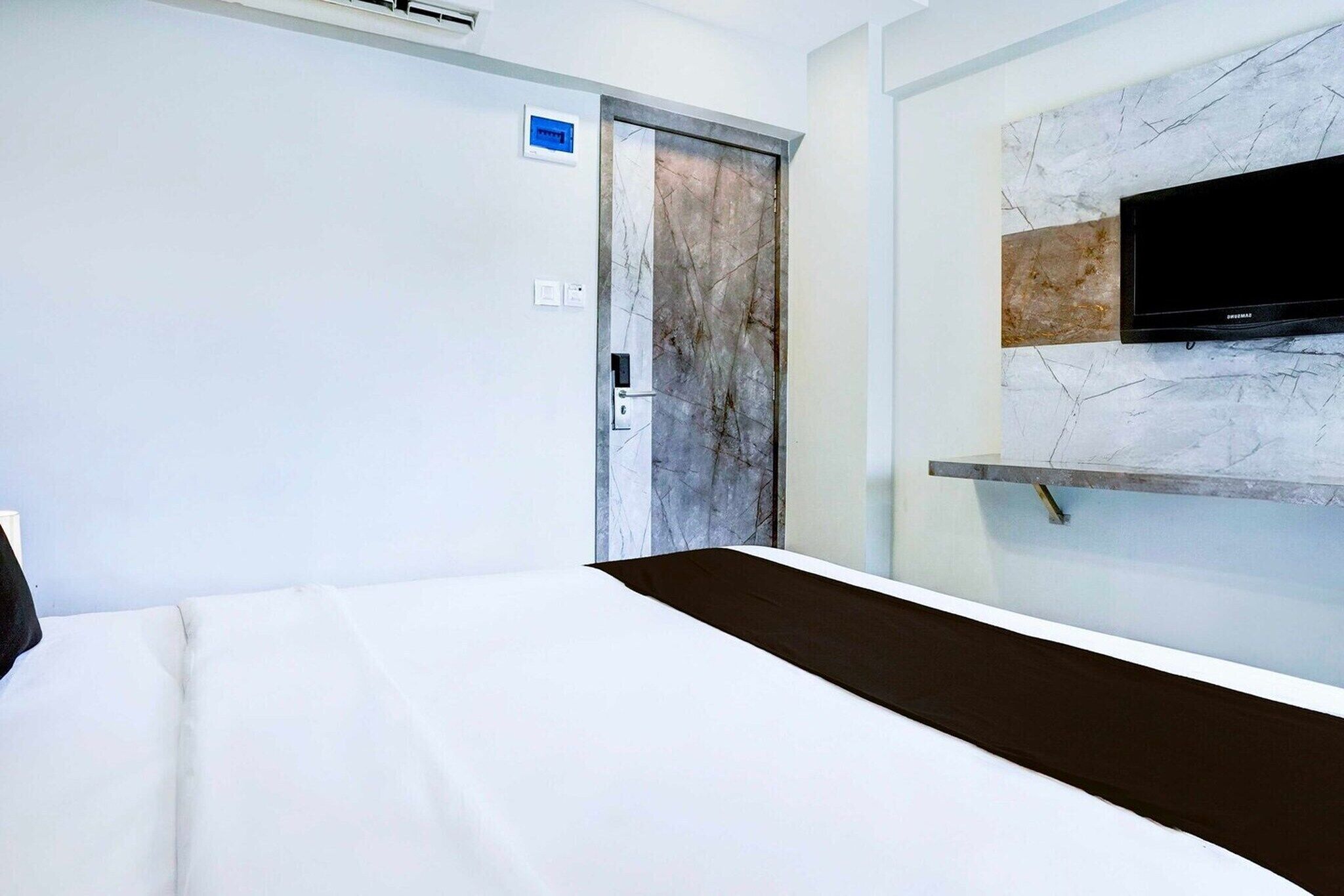 1 bedroom, desk, bed sheets