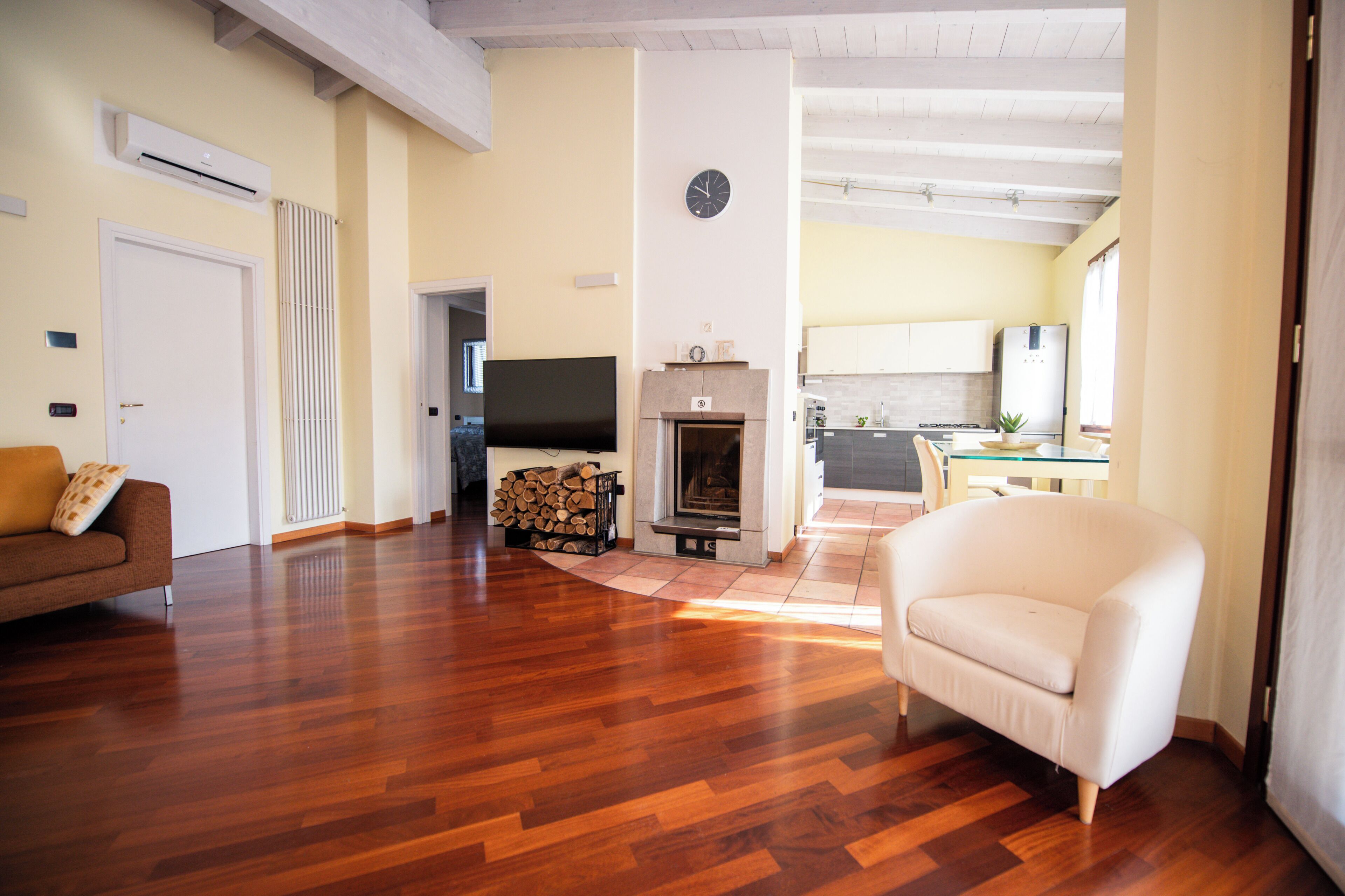 30-Zoll-Smart-TV mit Digitalempfang