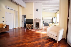 30-Zoll-Smart-TV mit Digitalempfang