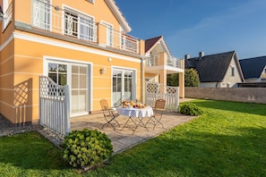 Outdoor dining - Apartment Kleine Auszeit 02 - cozy domicile in the center of Koserow (Koserow)