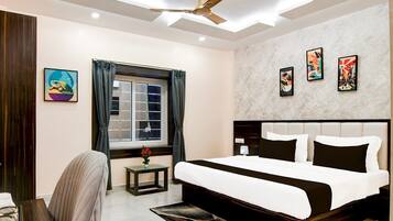 1 Schlafzimmer, Schreibtisch, Bettwäsche