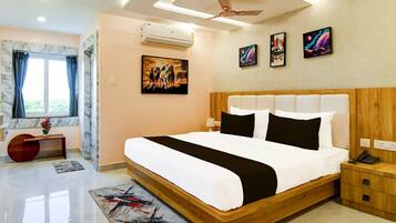 1 slaapkamer, een bureau, beddengoed