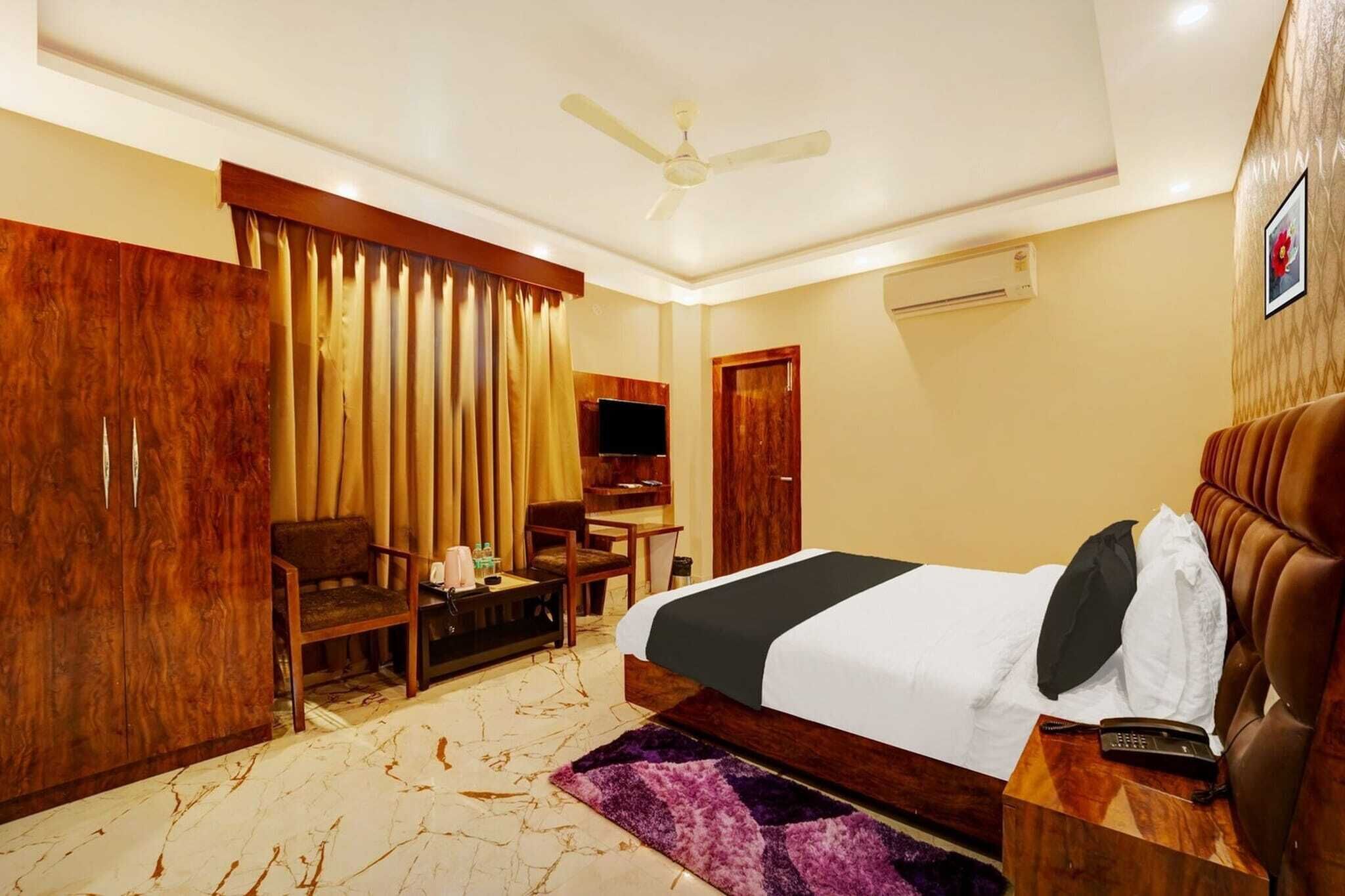 1 bedroom, desk, bed sheets