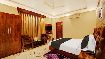 1 bedroom, desk, bed sheets