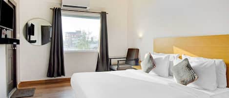 1 habitación, escritorio y ropa de cama