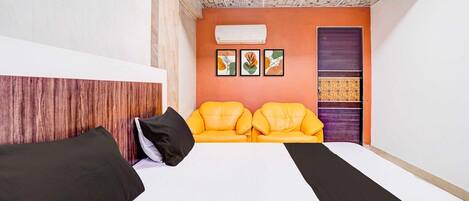 1 bedroom, desk, bed sheets