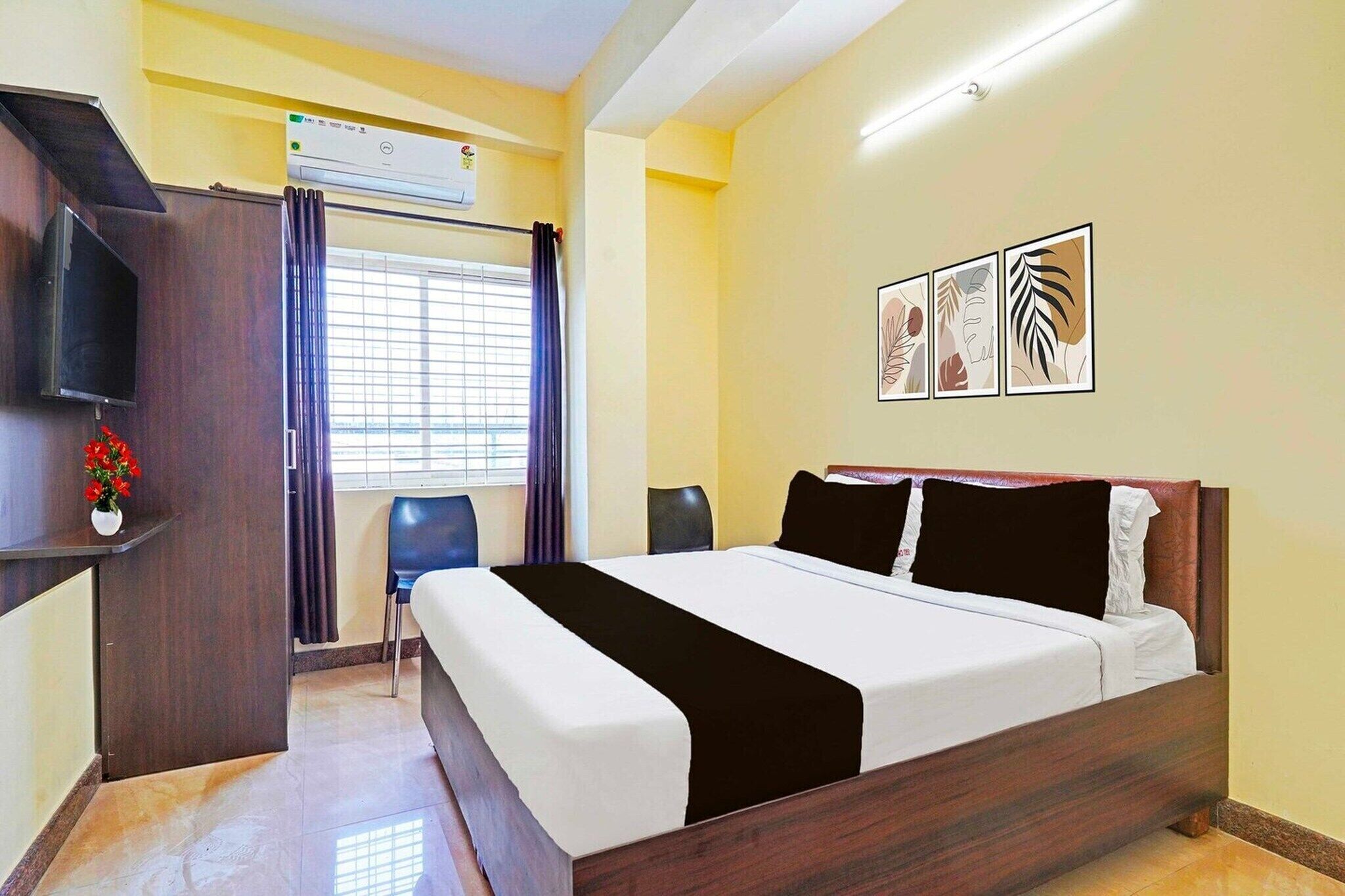 1 bedroom, desk, bed sheets