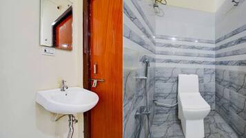 Chuveiro, toalhas de banho