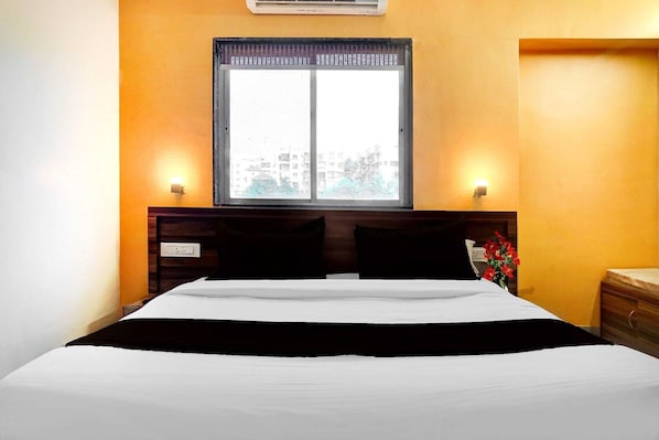 Escritorio y ropa de cama