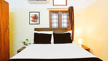 1 quarto, escrivaninha, roupa de cama