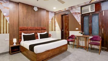 1 quarto, escrivaninha, roupa de cama