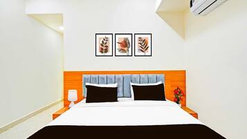 Escrivaninha, roupa de cama