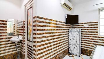 Chuveiro, toalhas de banho