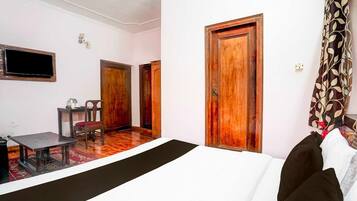 Escritorio, wifi gratis y ropa de cama