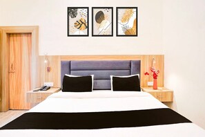 Una scrivania, Wi-Fi gratuito, lenzuola