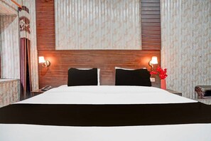 Una scrivania, Wi-Fi gratuito, lenzuola