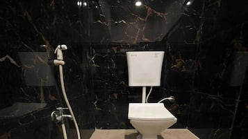 Een douche, handdoeken