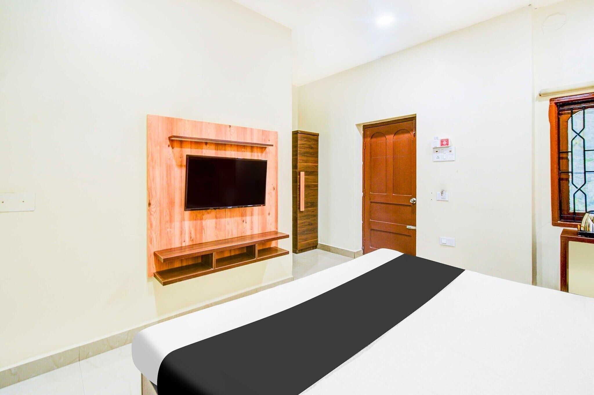 1 bedroom, desk, bed sheets