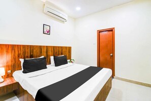 1 slaapkamer, een bureau, beddengoed