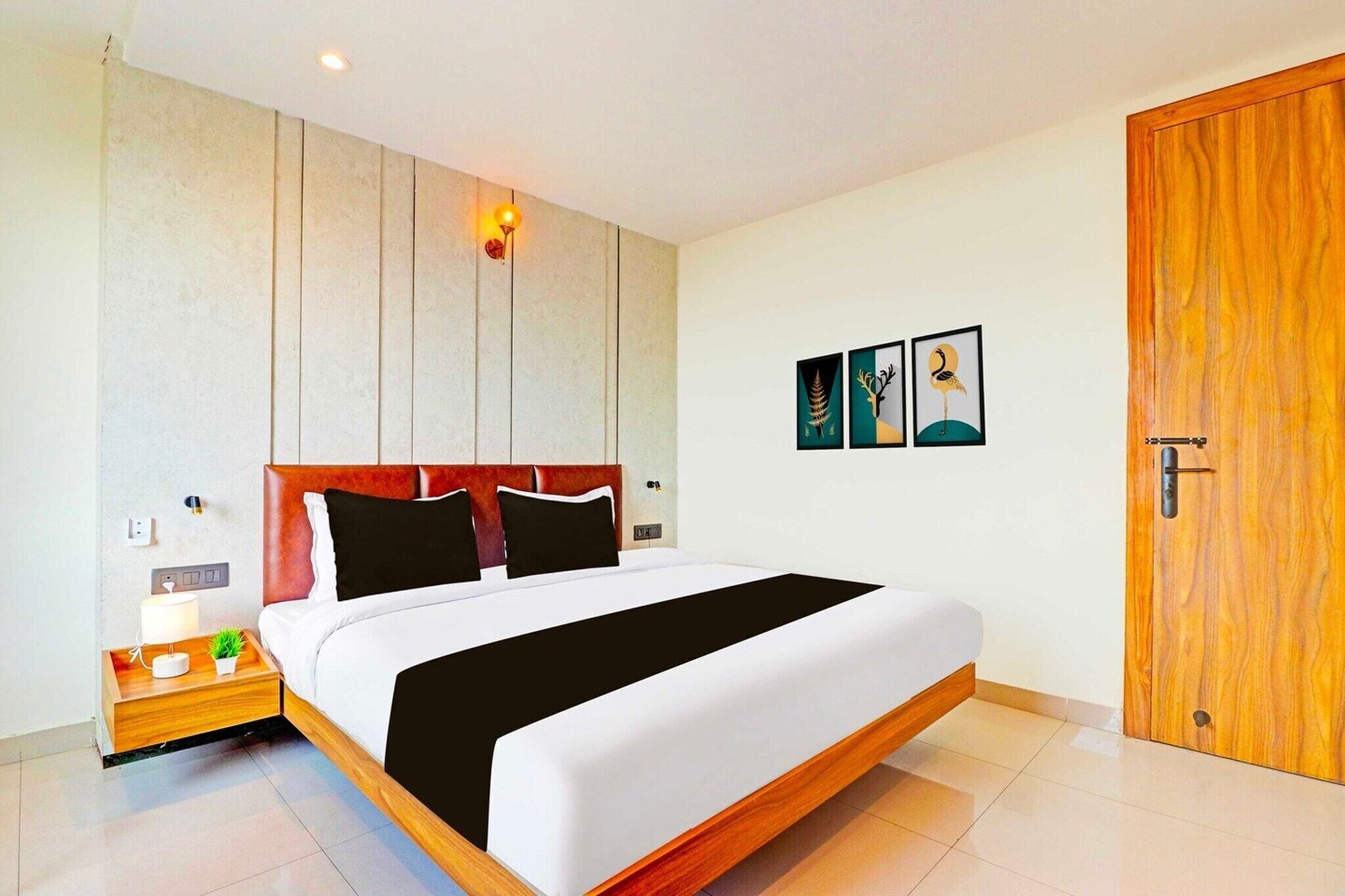 1 quarto, escrivaninha, roupa de cama