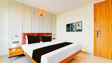 1 quarto, escrivaninha, roupa de cama