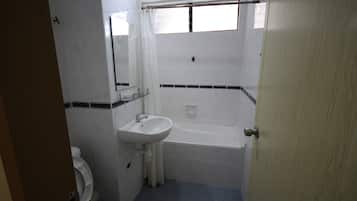 Douche, sèche-cheveux, serviettes fournies, savon