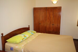 3 bedrooms, iron/ironing board, WiFi, bed sheets - Seaview Condo with Pool (Batu Ferringhi)