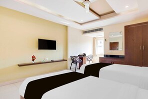 Escritorio, wifi gratis y ropa de cama 