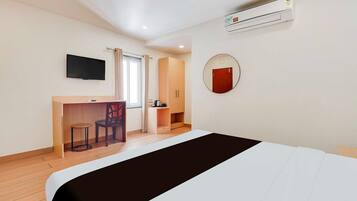 1 quarto, escrivaninha, roupa de cama