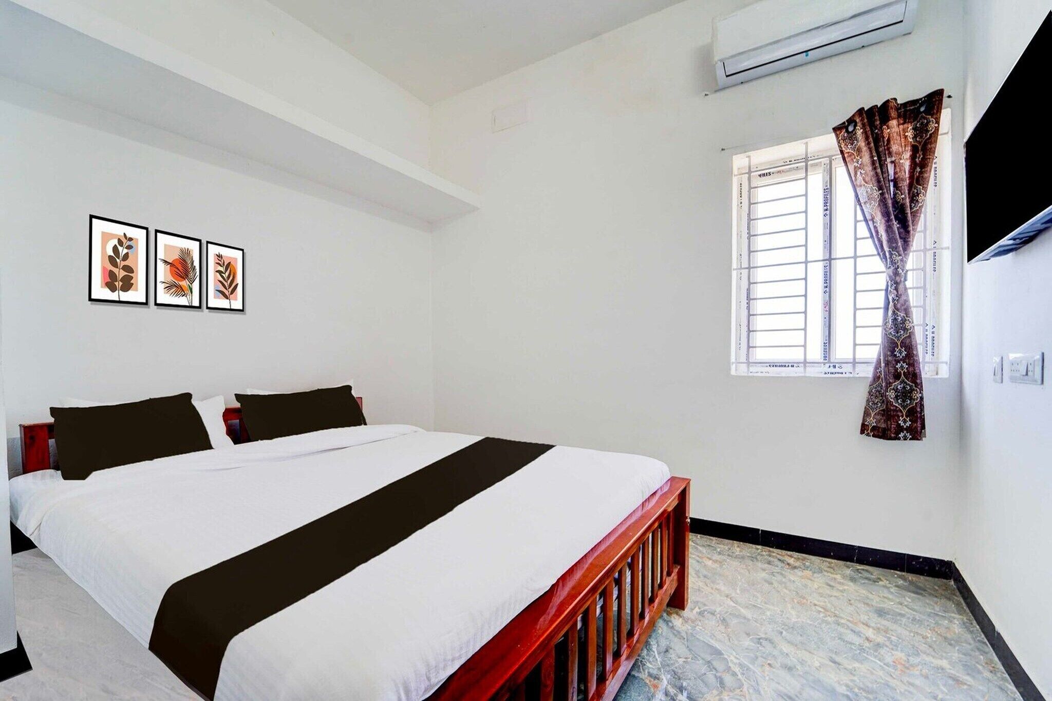 Escrivaninha, roupa de cama