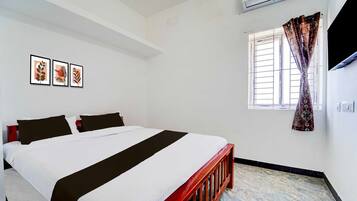 Escrivaninha, roupa de cama